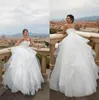 Neue billige einfache Plus -Größe Kleider Bohemian Tulle Stufe Röcke Ein Schulterboden Strand Brautkleid Brautkleider