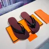 Znajdź podobne 44 Mężczyźni Kobiety Sandały Designer Shoes Slide Lato Moda Szeroki Płaski Śliski Z Grubymi Sandałami Pluszcze Flip Flop i Box C09