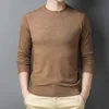 男性用セーターメンズ長袖シャツ2022秋のソリッドカラープルオーバートップシンプルなOネックスリムフィットボトムシャツ春の男性服