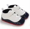Nyfödd Baby First Walker Shoes Boy Girl Classical Sport Soft Sole PU Läder Multi-Color Designer Sneakers Skor
