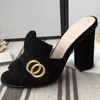 Chaussons Classiques femmes de créateurs Demi pantoufles peau de vache 100% cuir Daim Talons épais Métal Slides femme chaussure plage Lazy Sandals Chaussures à talons hauts IHBH