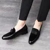 Scarpe formali da uomo di alta qualità Abito da sposa con fiocco Bowknot Appartamenti maschili Scarpe casual da uomo Slip on Mocassini in pelle scamosciata rossa in vernice nera