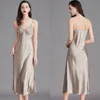 Casual Dresses Spring Summer Kvinnor Silk Sexig Camisole Nightdress V-krage Solid Off Shoade Big Size Dress