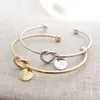 Infinity Love Knot Justerbar Alloy Manschettband Bangle Stacking Armband med Initial Disc, Födelsedag Vänskap Sisters Bridesmaid Gift Q0719