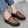 Robe Chaussures Femme Croîchements Mules Casual Rivet Pantoufles pointues Toe Cuir Plate-forme Talons Diapositères Sonver sur Sandales Black Brown