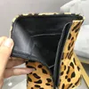 Klassisk mode europeisk och amerikansk stil tunna höga klackar korta stövlar leopard tryck sexig feminin skicka väska storlek 35428406040