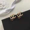 Fashion Designer Jewelry Charm Letters Pearl Orecchini da donna Ladies 18K placcato oro-placcato in ottone materiale semplice gioielli