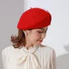 Kapelusze ze skąpym rondem 2021 Retro francuska wełna kobiety Beret czapka zimowa z filcu z kokardą Fedoras koktajl formalna sukienka Fascinator