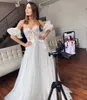 Off Shoulder A Line Spets Bröllopsklänningar Brudklänningar med applikationer Sweep Train Tyll Boho Beach Bride Dress Plus Size M193
