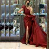 Asil une épaule Robe de bal rouge foncé avec des robes de soirée de satin de satinée de sirène belle robe de graduation de plis en satin