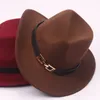 Hurtownie Feld Cowboy Fedory Kapelusze ze skórzanym wystrojem Szeroki Brim Kobiety Mężczyźni Panama Party Formalna czapka Goth Top Vintage Wedding Hat