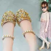 Sandaler Tjejer Solid Rhinestone Princess 2022 Kids Fashion Prom med pärlor Vacker lågklackad väska Heel Children Dress Shoes