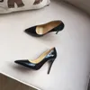 Sapatos de salto alto femininos de marca de grife Sapatos de couro legítimo com fundo vermelho Bombas de bico fino de couro envernizado 10 cm Sapatos de festa de casamento SZ300S