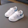 Chaussures blanches pour filles 2021 printemps et automne nouvelles baskets chaussures décontractées pour enfants garçons chaussures de sport pour bébés antidérapantes à fond souple G1025