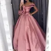 plikt rosa mode lång prom klänningar 2021 strapless draped ruffles satin formell klänning arabisk kväll fest klänningar röd matta klänning anpassad