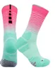 Blandad textil skiljer vänster och höger fot Vuxenhandduk Botten Utomhus Sport Socks Trend Mäns Elite Socks Middle Tube Basketball Sock