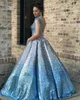 2022 Dégradé Bleu À Argent Robes De Bal Paillettes Satin Drapé Sexy Col En V Cap Manches Robe De Quinceanera A-ligne Formelle Robes De Soirée