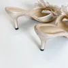 Francine Bow Pointed Mules는 부드러운 반짝이는 샴페인 톤 드레스 뒤꿈치 슬리퍼 210225에서 대형 및 상단 완성을 특징으로합니다.