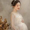 Splendido abito premaman in rete di pizzo per servizi fotografici da favola - Elegante abito boho con fiori ricamati bianchi - Costume da gravidanza perfetto per baby shower e fotografie