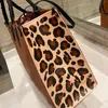 톱 2022 정품 Leath Shopper 가방 핸드 토트 백 숄더 핸드백 Leopard 패치 워크 컬러 양각 L 편지 Hasp 핸드백 중간 긴 스트랩 42cm