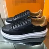 Novo Designer Men Treinador Sneaker Low top Suede Calfskin de couro corredor de couro Impressão de plataforma de borracha de grão em relevo Sapatos de lace-up MMKJAAA0002