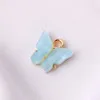 1.5 cm Alaşım Zarif Sarı Mavi Beyaz Kelebek Akrilik Charm DIY Kolye El Yapımı Moda Takı Kız Kızı Kadınlar Için Kolye Bilezik 50 adet / grup YSH5378