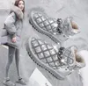 Mulheres Inverno Luxo Lantejoulas Anti-Ski Botas de Esqui Moda Marca Diamante Lattice Cadeia Nubuck Camurça Clássico Designer de Caçoso Sexy Girl Quente Face Brilhante Bota