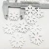 100 PCS Copo de nieve de madera Decoraciones navideñas Dibujos animados Chips blancos Y201020