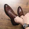 Chaussures habillées en cuir PU pour hommes, chaussures Oxford formelles italiennes sculptées à bout d'aile, chaussures de costume de mariage pour hommes d'affaires, nouvelle collection 2021
