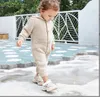 新しい秋の子供全員オーバーザルロンパーのための赤ちゃんのフード付きニットジャンプスーツ生まれたばかりの男の子の女の子リンゴ冬の幼児の服