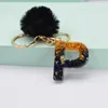 Svart pompom brev nyckelring Engelska alfabetet nyckelring glitter gradient harts bil spegel tillbehör kvinnor handväska charms llavero