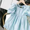 赤ちゃんガールプリンセスドレス光沢のあるシルクパフスリーブ幼児幼児ガールサマーヴェスティドちょう結び落とさないパーティー結婚式のベビー服Q0716