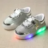 Taille 21-30 Enfants Chaussures avec Lumières Led Enfants Filles Garçons Running Glowing Sneakers Semelle Brillante Toddler Chaussures pour Petit Bébé 210303