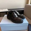 2021s Herbst Luxusdesignerin Casual Schuhe Frauen Loafer Schuhe Schokoladenbürbei-Ledermotiven Flat Brand Sneakers Schwarze Lackgummi-Plattform Low geschnittene EU35-41