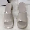 디자이너 여성 슬리퍼 플랫폼 알파벳 슬리퍼 레이디 인쇄 샌들 특허 가죽 두꺼운 바닥 슬리퍼 밝은 가죽 힐 샌들 패션 해변 신발