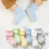 Chaussettes de sol pour bébé Chaussettes antidérapantes pour tout-petits Solides Nouveau-né Garçon Sneaker Footsocks Coton Épaissir Fille Chaussures Chaussettes pour nourrissons 6 couleurs AT4684