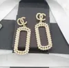 Hurtownie damska biżuteria ślubna stadniny kolczyki marka projektant podwójna litera kolczyk wkładka pełna perła długi kolczyk luksusowy wysokiej jakości 18K pozłacane kolczyk prezent
