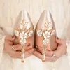 Женщина на высоком каблуке мода заостренные металлические цветы Asakuchi одиночные ботинки сатиновые шпильки женские Shoess свадебные вечеринки обувь 34-41