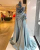 Staubige blaue Abendkleider 2021 One Shoulder Stickerei Meerjungfrau Schößchen Rüschen Maßgeschneiderte Satin High Split Prom Party Kleid Vestidos