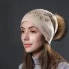 Beanie / черепные колпачки женские зимние вязаные шапочки шляпа с енотным мехом POM теплый горный хрусталь и жемчужное украшение вязание крышки для женщин