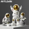 Resina Astronauta Figurine Moda Astronauta Con Luna Scultura Decorativa Miniature Cosmonauta Statue Regalo Per Uomo Fidanzato 210827