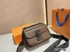 Axelväskor S lås herr designer messenger väska svart präglade monogram axel kurir handväskedesigners lyxys kors kroppsväskor plånböcker M45806 M45863 M58489