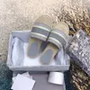 Klassisk dam tofflor kvinna jordgubbe strand tjock botten skor plattform alfabet Lady sandaler läder högklackade tofflor skor