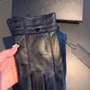 2021ハイグレードシープスキングローブクラシックハードウェアロゴグローブグローブラグーリーデザイナーファッションパーソナリティグローブ男性ソリッドカラーシンプルな手袋