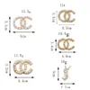 럭셔리 여성 디자이너 브랜드 편지 브로치 18K 골드 도금 상감 크리스탈 라인 석 쥬얼리 브로치 매력 여자 진주 핀 남자 결혼 웨딩 파티 천 액세서리