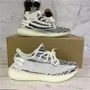 Lager i US 2021 kanye löparskor män kvinnor cinder zebra svans ljus reflekterande sport sneakers storlek 38-46 med halv låda