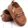 Nyfödda Baby First Walkers Fashion Luxury Leather Infant Casual Shoes Anti Slip Handmased Toddler Boys Girls Shoe 0-18 Months 2 Style