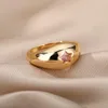 結婚指輪ピンクジルコン五芒星の輪の花の黒いラウンドキュービックジルコニアゴールド女性の花嫁ナックル女性ジュエリー