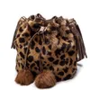 Duzelaa höst vinter mode kvinnor väska damer crossbody väska leopard plysch päls håriga kvinnliga väskor tofs boll y1105