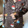 Herfst vrouwen pyjama set Poker Patroon Nachtkleding Bruin Lange mouwen Zijde Als Nachtjapon Luxe Thuis Kleding Nachtkleding Set 211230